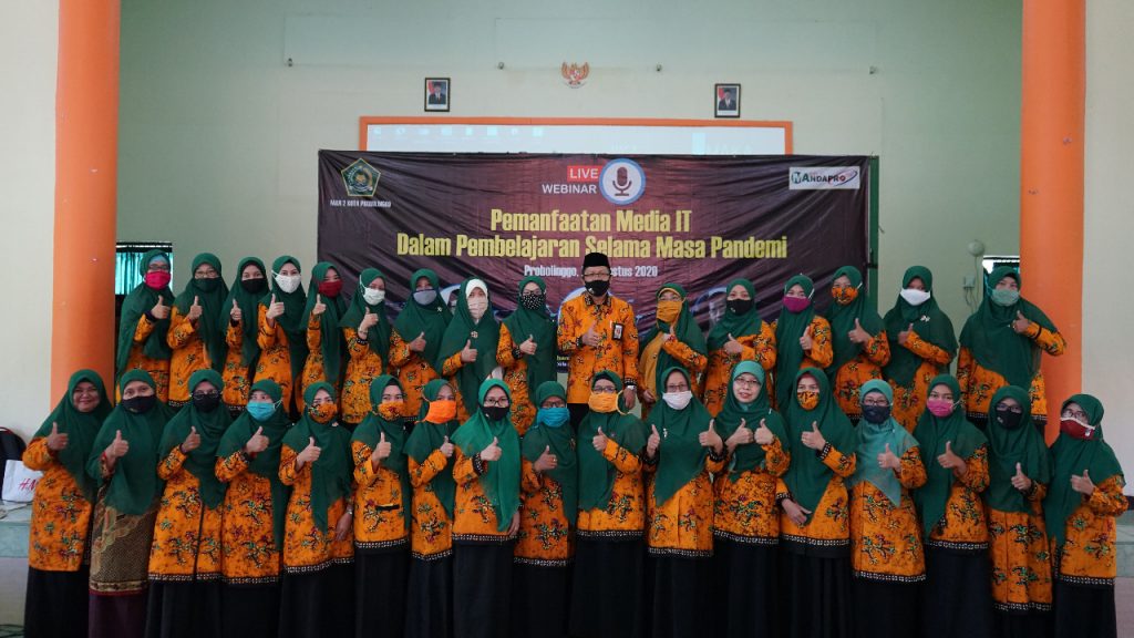Bapak Kepala Madrasah bersama seluruh ibu dewan guru