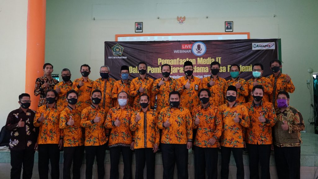 Bapak Kepala Madrasah bersama seluruh bapak dewan guru
