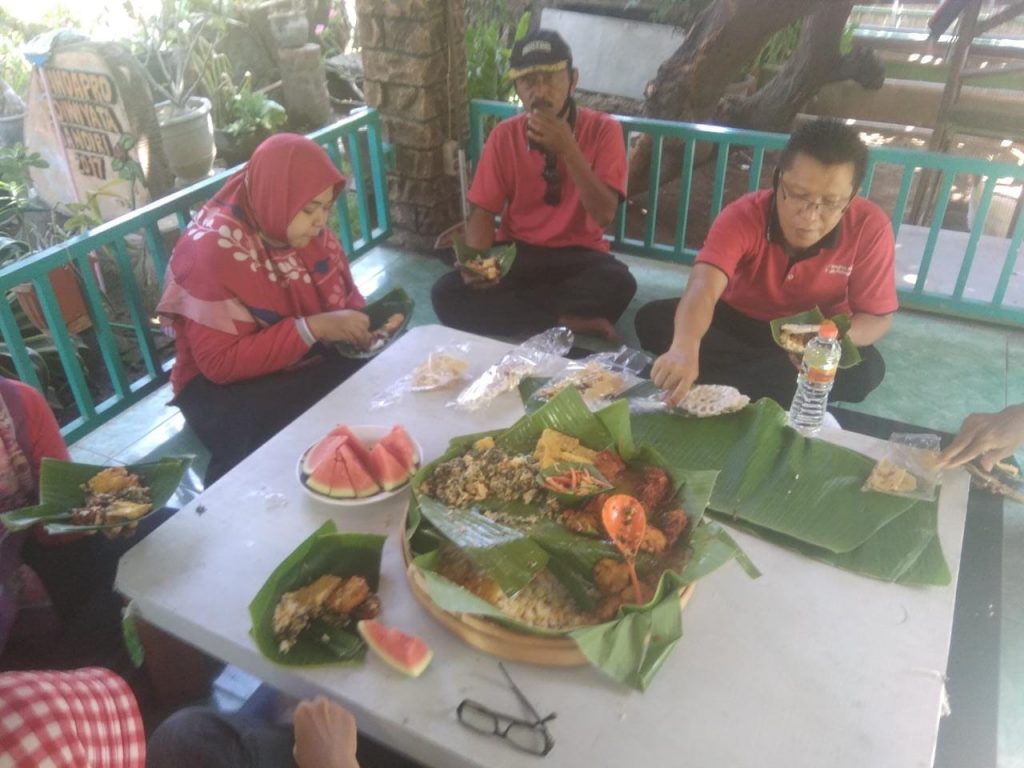 Makan Nasi Jagung bersama setelah Gowes