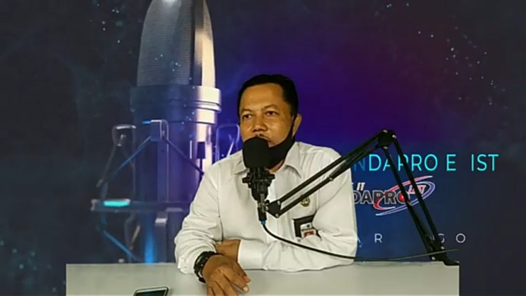 Bapak Waka Kesiswaan memberikan pertanyaan kepada para kandidat