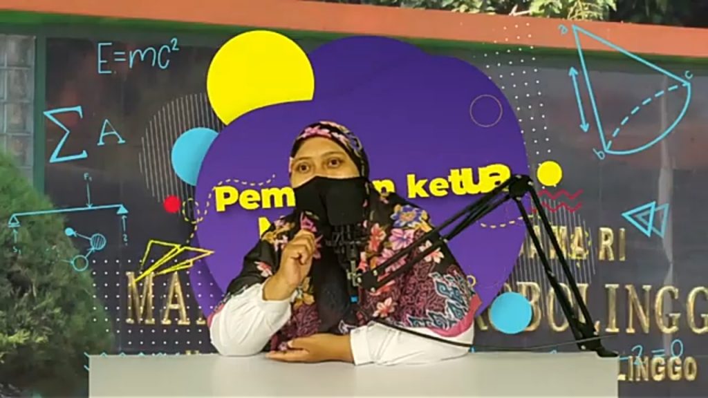 Ibu Waka Sarpras memberikan pertanyaan kepada para kandidat