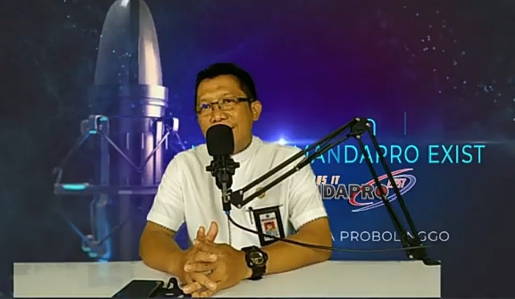 Bapak Kepala Madrasah memberikan pertanyan kepada para kandidat ketua OSIM-MPK