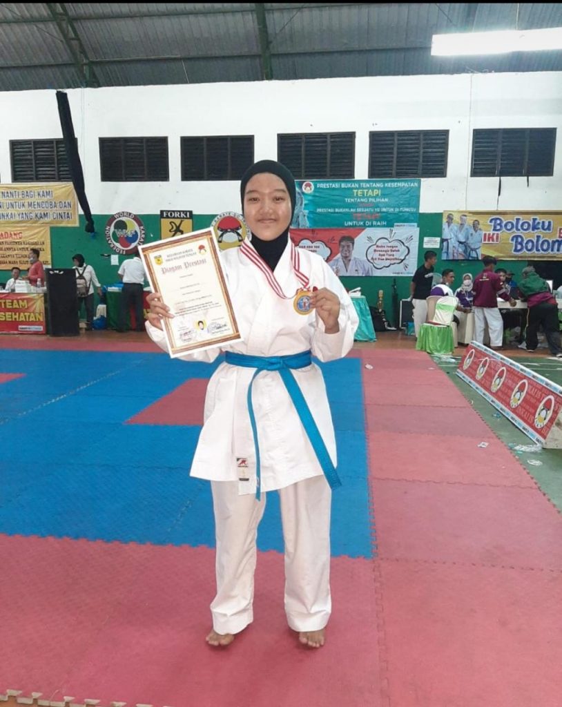 Riska Ananda Putri kelas XI IPS 3 Juara 1 Kejuaran Karate INKAI Wilayah Tengah"Piala Ketua Umum INKAI Jawa Timur Ke-1 tahun 2020 antar Pelajar se-Jawa Timur di Pasuruan.