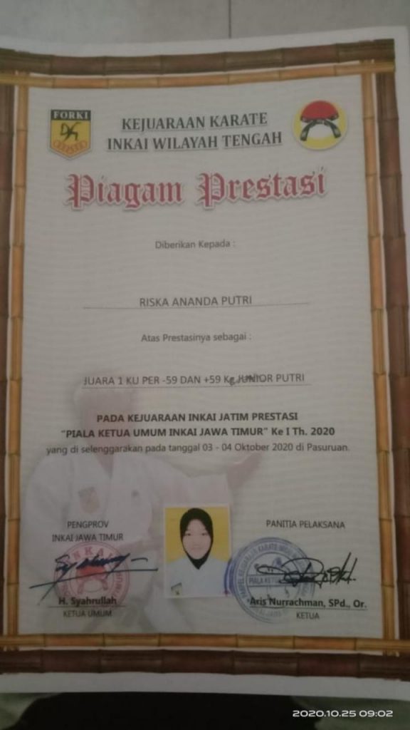 Riska Ananda Putri kelas XI IPS 3 Juara 1 kategori Kumite (Fight) Kejuaran Karate INKAI Wilayah Tengah"Piala Ketua Umum INKAI Jawa Timur Ke-1 tahun 2020 antar Pelajar se-Jawa Timur di Pasuruan.