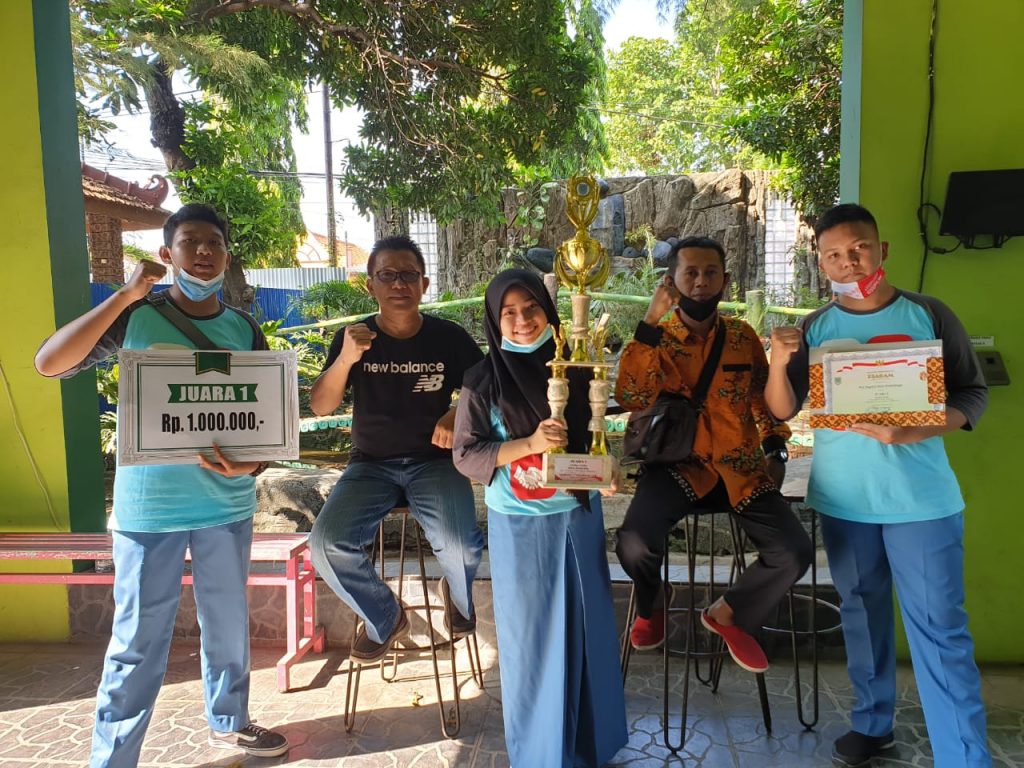 Para pemenang foto bersama Bapak Kepala Madrasah dan Pembina Lomba