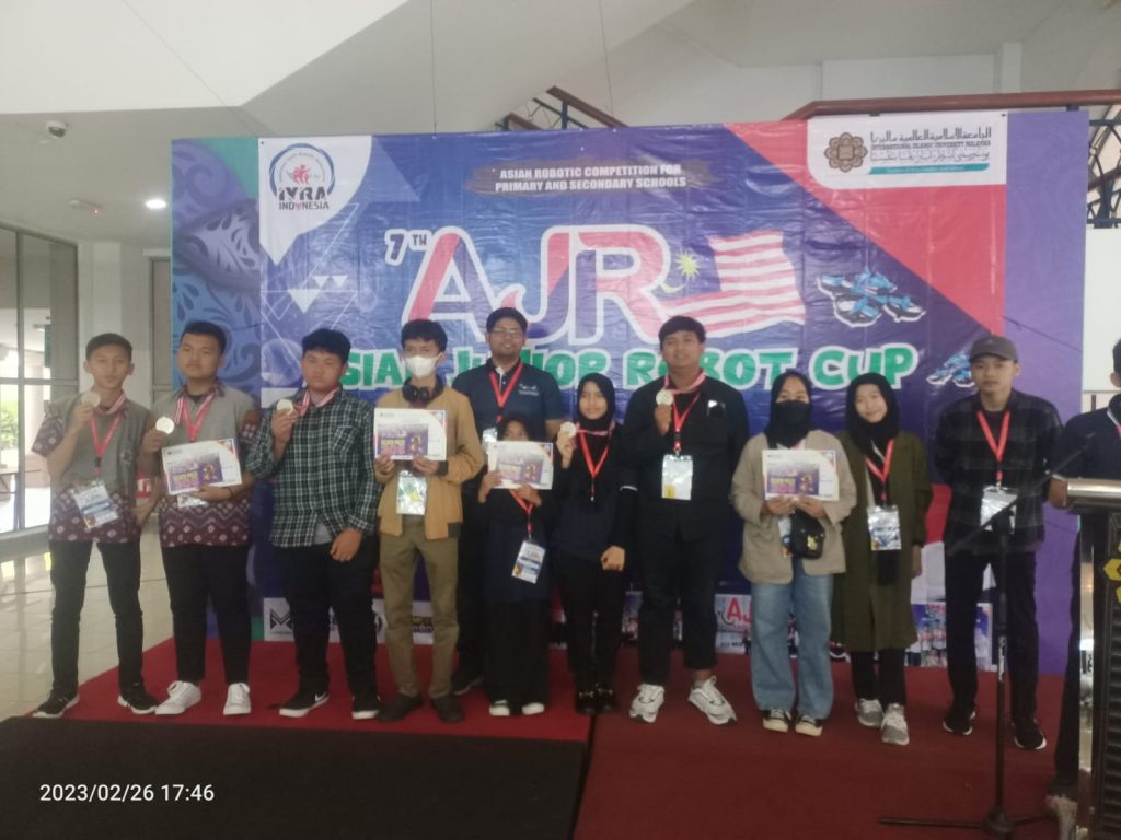 Para Pemenang Lomba "Asian Junior Robot Cup" (AJR) di Kuala Lumpur, Malaysia
